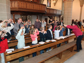 Vorstellung der Kommunionkinder in St. Crescentius (Foto: Norbert Müller) Vorstellung der Kommunionkinder in St. Crescentius (Foto: Norbert Müller)